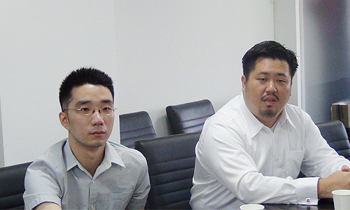 新加坡资讯通信发展管理局中国区司长、新加坡驻上海总领事馆信息产业处领事庄庆维（右）