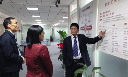 （左一）宁波市智慧城市研究院院长　顾德道　　　 　　　　　　。ㄗ蠖）宁波市智慧城市建设工作领导小组办公室主任　谢月娣
