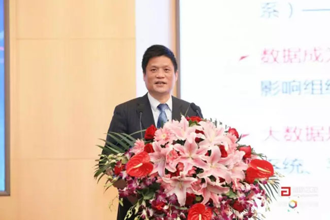庄闲游戏集团董事长、首席研究员杨冰之先生于4月21日在庄闲游戏互联举办的“2017第二届政务大数据发展与合作研讨会暨数据母体产品发布会”上进行演讲