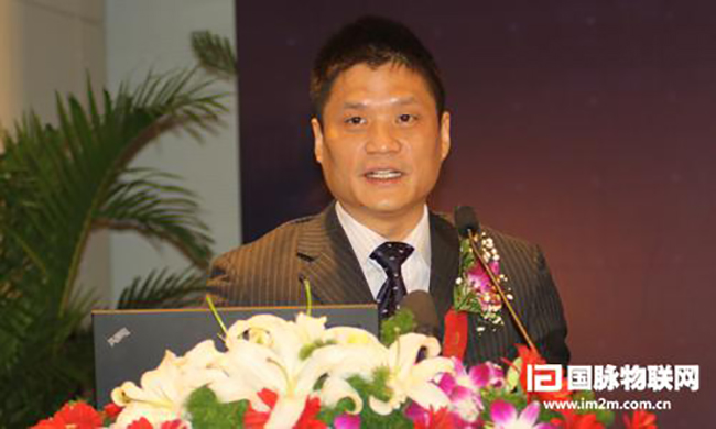 庄闲游戏互联智慧城市研究中心主任杨冰之宣布《2012中国智慧城市发展现状和趋势预测研究报告》正式发布，并以《中国智慧城市发展特征解决》为题作了精彩的演讲