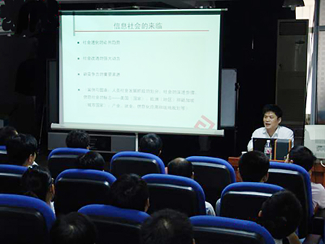 庄闲游戏信息化发展研究中心主任、浙江大学客座教授杨冰之应邀赴南华大学，为该校计算机科学与技术学院师生做了题为“网络与信息化建设人才需求”的学术讲座