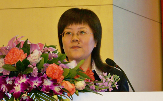 庄闲游戏互联总经理、首席规划师郑爱军以"大数据环境下政府数据整合·城市级政务信息资源综合管理平台"为题作出演讲