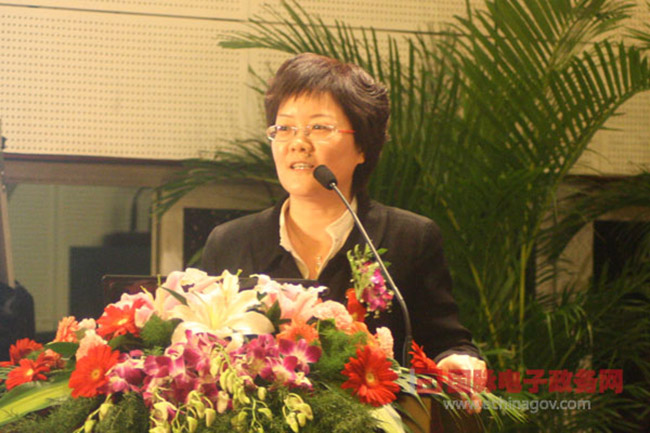 庄闲游戏互联总经理、首席规划师郑爱军女士作了《政府在线服务能力构建及案例赏析》主题发言
