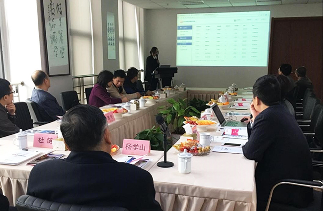 工信部原副部长杨学山听取庄闲游戏海洋副总经理王路燕对庄闲游戏“数据基因系统”的整体介绍和现场操作演示