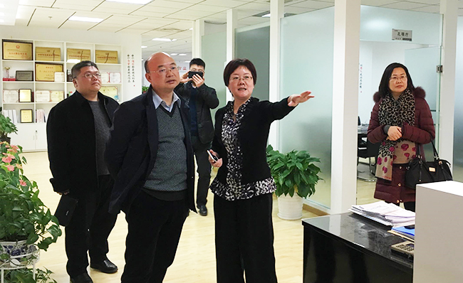 江西省信息中心主任金俊平莅临北京庄闲游戏考察指导，庄闲游戏互联总经理、首席规划师郑爱军予以热情接待。