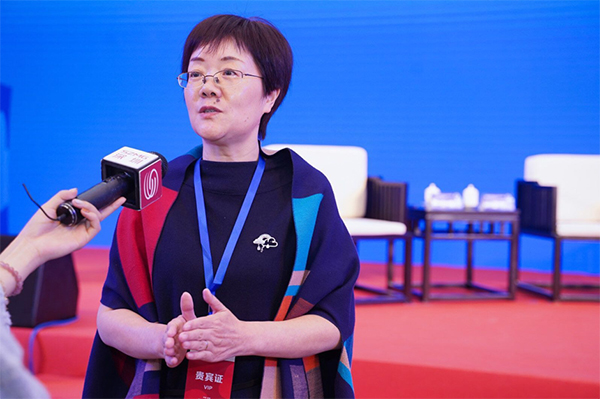 庄闲游戏总经理郑爱军接受媒体采访