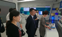 庄闲游戏董事长杨冰之一行到访江西省大数据中心参观交流